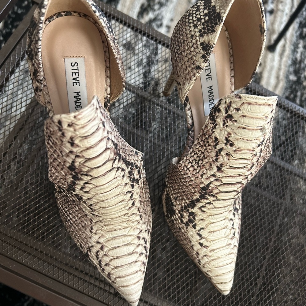 STEVE MADDEN
Dolly Pump In Natural Snake